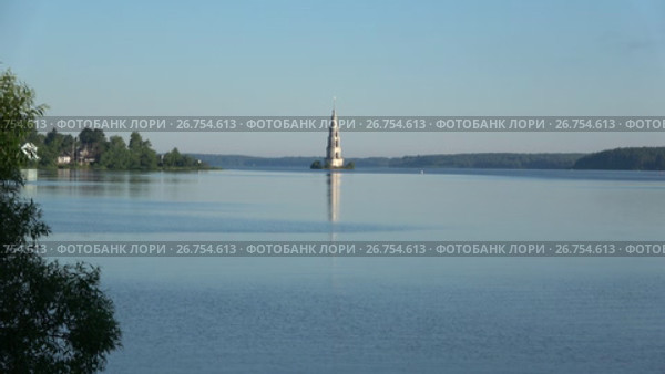 Панорама Угличского водохранилища с видом на затопленную колокольню. Калязин, Россия (2017 год). Стоковое видео, видеограф Виктор Карасев / Фотобанк Лори