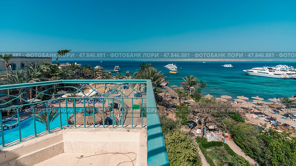 Panorama view of the hotel with a pool and the Red Sea with ships boats in Egypt (2021 год). Стоковое фото, фотограф Артем Курутин / Фотобанк Лори