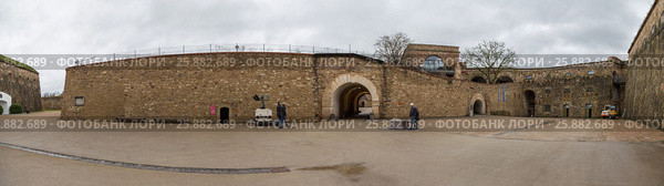 Панорама внутреннего двора крепости Эренбрайтштайн, Кобленц (2017 год). Редакционное фото, фотограф Алексей Шматков / Фотобанк Лори