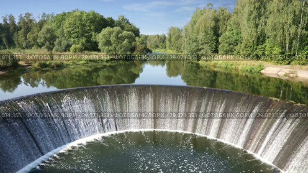 Panoramic video shot of water is flowing through a small  dam (2018 год). Стоковое видео, видеограф Алексей Кузнецов / Фотобанк Лори