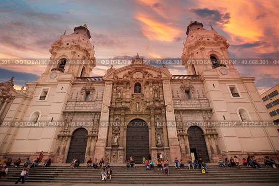Panoramic view of Lima main square and cathedral church. Стоковое фото, агентство Ingram Publishing / Фотобанк Лори