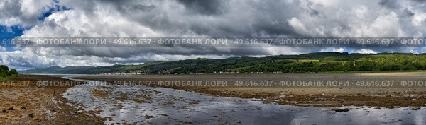 Panoramic view of Lochgilphead estuary at low tide looking out to Loch Gilp in Ayrshire on West coast of Scotland. Стоковое фото, агентство Ingram Publishing / Фотобанк Лори