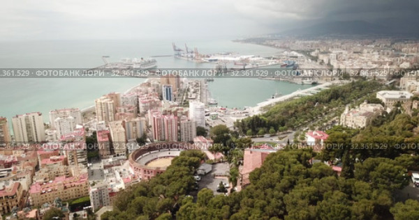 Panoramic view of Mediterranean coastal city of Malaga with harbor, Spain (2019 год). Стоковое видео, видеограф Яков Филимонов / Фотобанк Лори