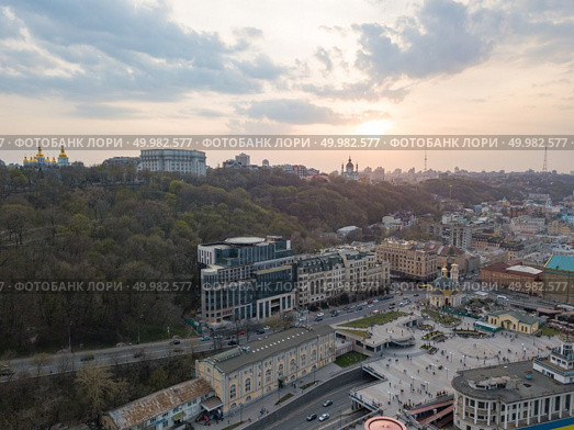 Panoramic view of St. Andrew’s Church on the Andreev Mountain and the St. Michael’s Monastery of the Golden Domes, the Ministry of the Interior and the Postal Square with St. Elijah Church in Kiev, Ukraine. Photo by drone. view of St. Andrew’s Church and the St. Michael’s Monastery of the Golden Domes, the Ministry of the Interior and the Postal Square in Kyiv city. Стоковое фото, агентство Ingram Publishing / Фотобанк Лори
