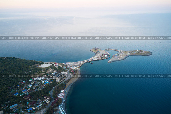 Panoramic view of the sea shoreline of Bolshoi Utrish village, cape with transition to a small island. Shot from a drone. Стоковое фото, фотограф Роман Дзюбало / Фотобанк Лори