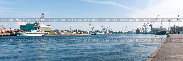 Panoramic view to Neva River, Lieutenant Schmidt Embankment and Admiralty shipyards in Saint Petersburg (2024 год). Редакционное фото, фотограф Евгений Харитонов / Фотобанк Лори