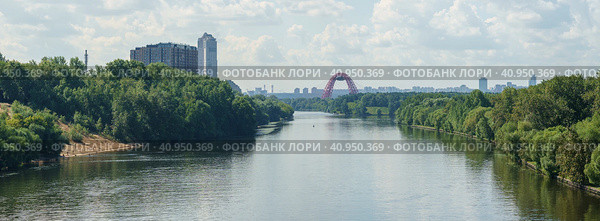 Панорамный вид на ЖК «Дом Серебряный Бор», «Континенталь»,  Живописный мост, стрелку реки Москва и Хорошёвского спрямления, здания района Крылатское и Кунцево. Москва (2023 год). Редакционное фото, фотограф Александр К / Фотобанк Лори