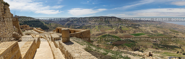 Панорамный вид окрестностей с замка Эль Карак, Иордания. Стоковое фото, фотограф Николай Винокуров / Фотобанк Лори