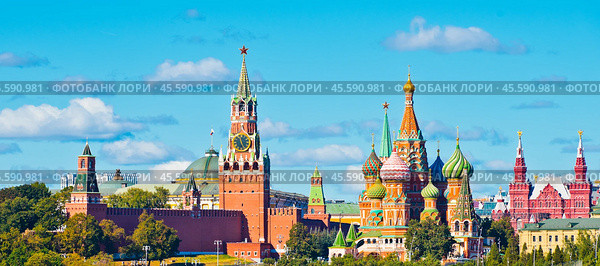 Панорамный вид: Спасская башня Московского Кремля и собор Василия Блаженного в солнечный день. Москва. Стоковое фото, фотограф E. O. / Фотобанк Лори