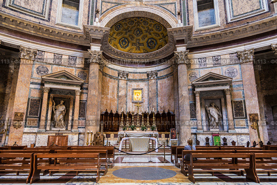 Pantheon, temple of all gods. Interior, main altar. Rome, Italy (2017 год). Редакционное фото, фотограф Наталья Волкова / Фотобанк Лори