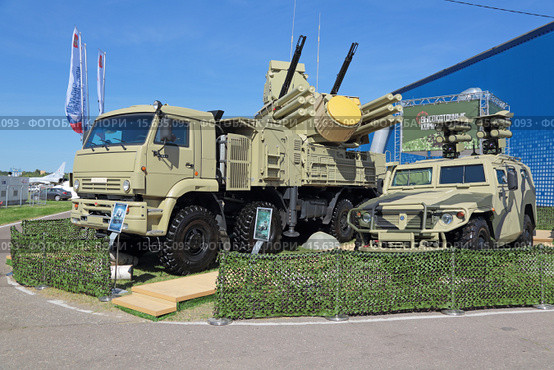 Панцирь-С1 - российский самоходный зенитный ракетно-пушечный комплекс (ЗРПК) наземного базирования на Международном авиационно-космическом салоне МАКС-2015. Редакционное фото, фотограф Игорь Долгов / Фотобанк Лори