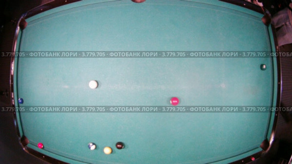 Папа с сыном играют на бильярде. Стоковое видео, видеограф Losevsky Pavel / Фотобанк Лори