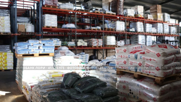 Paper sacks with fertilizer Triabon, Nitrofoska, Labin, Agrosil LR on racks and pallets in warehouse (2023 год). Редакционное видео, видеограф Яков Филимонов / Фотобанк Лори