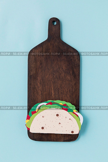 paper taco wooden board top view. Стоковое фото, агентство Ingram Publishing / Фотобанк Лори