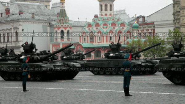 Парад на Красной площади в Москве, посвященный 67-й годовщине победы в Великой отечественной войне. Проход военной техники, танки Т-90 (2012 год). Редакционное видео, видеограф Игорь Долгов / Фотобанк Лори