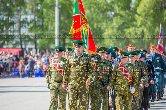 Парад Победы 9 мая, посвящённый 80-й годовщине Победы в Великой Отечественной войне, на главной площади им. М. Горького. Город Бердск, Новосибирская область, Западная Сибирь. Редакционное фото, фотограф Евгений Мухортов / Фотобанк Лори