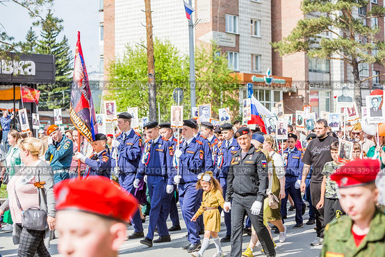 Парад Победы 9 мая посвящённый 80-й годовщине победы в Великой Отечественной войне, шествие "Бессмертного полка" по центральной улице Ленина. Город Бердск, Новосибирская область, Западная Сибирь. Редакционное фото, фотограф Евгений Мухортов / Фотобанк Лори