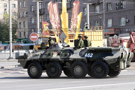 Парад Победы 9 мая в Москве. Новый Арбат. Боевая машина пехоты (2010 год). Редакционное фото, фотограф Ярослав Каминский / Фотобанк Лори