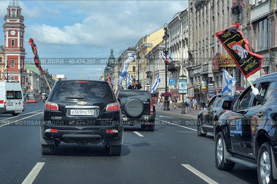 Parade of cars with the flags of the Marine Corps. Стоковое фото, фотограф Анна Кривицкая / Фотобанк Лори