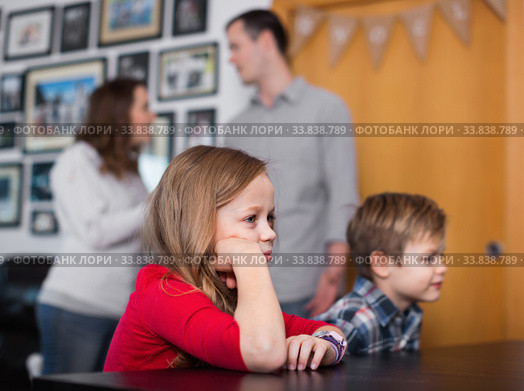 Parents having bad row while their children at home. Стоковое фото, фотограф Яков Филимонов / Фотобанк Лори