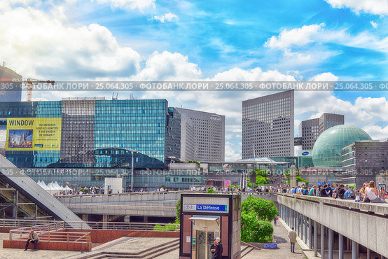 PARIS, FRANCE - JULY 06, 2016 :La Defense, Business Quarter with businessmen in the streets, area of Paris, French financial center with skyscrapers and modern buildings. Редакционное фото, фотограф Vitas / Фотобанк Лори