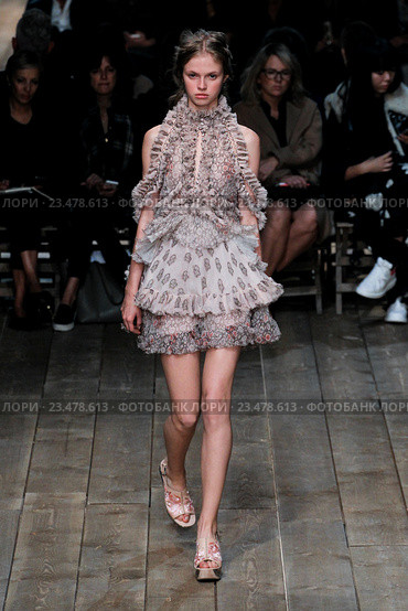 PARIS, FRANCE - OCTOBER 04: A model walks the runway during the Alexander McQueen show as part of the Paris Fashion Week Womenswear Spring/Summer 2016 on October 4, 2015 in Paris, France. Редакционное фото, фотограф Anton Oparin / Фотобанк Лори