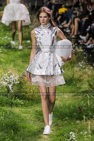 PARIS, FRANCE - OCTOBER 07: A model walks the runway during the Moncler Gamme Rouge show as part of the Paris Fashion Week Womenswear Spring/Summer 2016 on October 7, 2015 in Paris, France. Редакционное фото, фотограф Anton Oparin / Фотобанк Лори