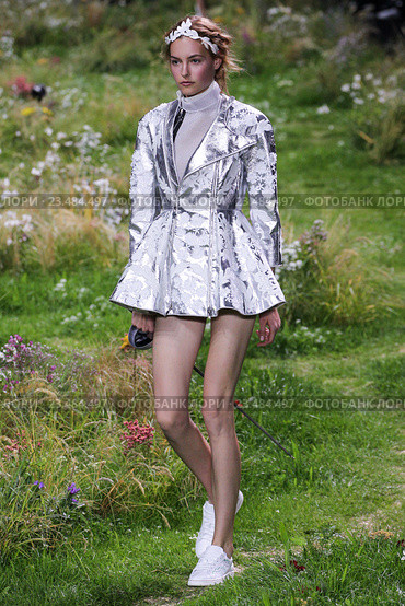 PARIS, FRANCE - OCTOBER 07: A model walks the runway during the Moncler Gamme Rouge show as part of the Paris Fashion Week Womenswear Spring/Summer 2016 on October 7, 2015 in Paris, France. Редакционное фото, фотограф Anton Oparin / Фотобанк Лори