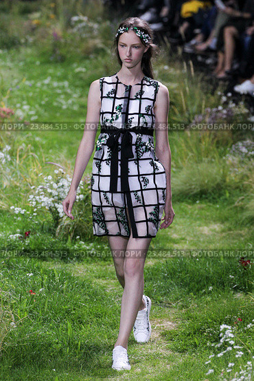 PARIS, FRANCE - OCTOBER 07: A model walks the runway during the Moncler Gamme Rouge show as part of the Paris Fashion Week Womenswear Spring/Summer 2016 on October 7, 2015 in Paris, France. Редакционное фото, фотограф Anton Oparin / Фотобанк Лори