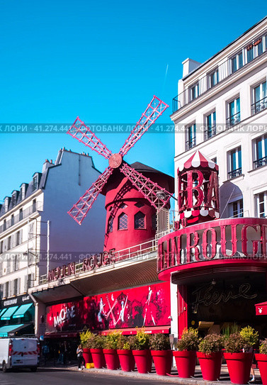 Париж. Мюзик-холл "Мулен-Руж" (Moulin-Rouge) (2019 год). Стоковое фото, фотограф Оксана / Фотобанк Лори