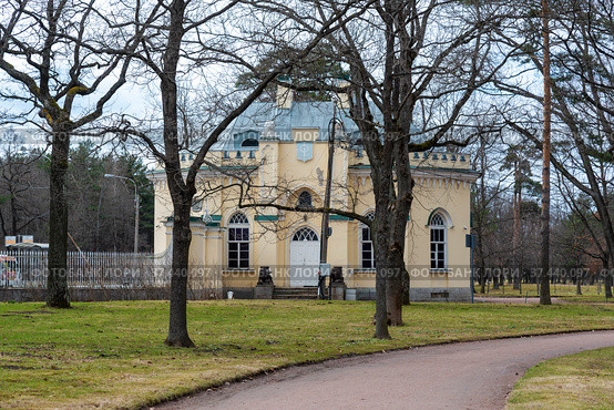 Парк Александрия. Готическая (Верхня) караулка. Петергоф (2018 год). Редакционное фото, фотограф Александр Щепин / Фотобанк Лори