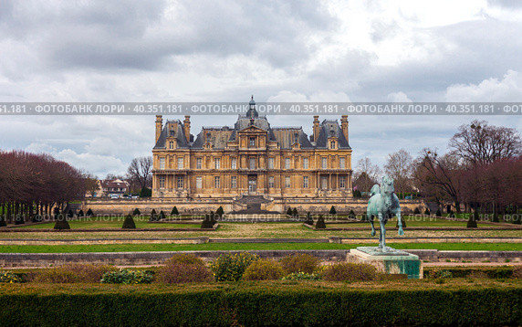 Парк и старый Chateau Maison или Chateau Maison-Laffitte в пригороде Парижа в пасмурную погоду (2019 год). Редакционное фото, фотограф Олег Елагин / Фотобанк Лори