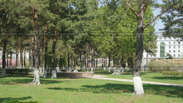 Парк Лунбин солнечным весенним днем . Город Хэйхэ (Китай) (2013 год). Стоковое видео, видеограф Konstantin Kartashov / Фотобанк Лори