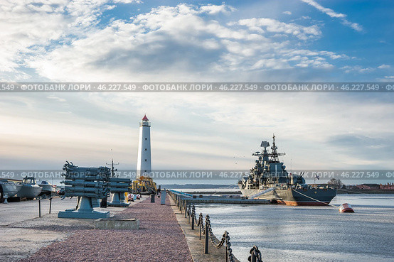 Парк Патриот в Кронштадте, Ленинградская область. Деревянный маяк, эсминец Беспокойный и выставка корабельного вооружения и глубоководных аппаратов. (2018 год). Редакционное фото, фотограф Анна Ефимова / Фотобанк Лори