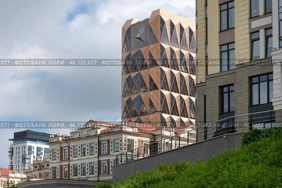 Парк перед Бизнес-центром Деловой дом на набережной и вид на штаб-квартиру «Русской медной компании» (дом-ананас)  летним дождливым днем. Улица Горького, Екатеринбург (2024 год). Стоковое фото, фотограф Pukhov K / Фотобанк Лори