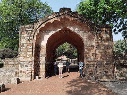 Парк Qutub Minar в Дели (Индия): вход в парк (2023 год). Редакционное фото, фотограф Максим Гулячик / Фотобанк Лори