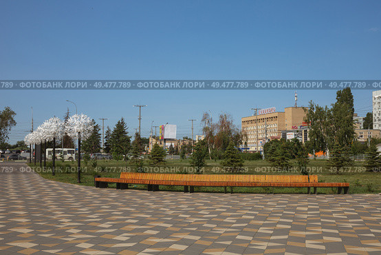 Парк «Центральный» с видом на гостиницу "Балаково" и магазин "Русь". Город Балаково, Саратовская область, Россия. Редакционное фото, фотограф Неведицына Елена / Фотобанк Лори