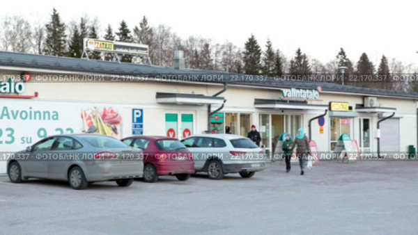 Парковск и вход магазина шаговой доступности Валинтатало (Valintatalo) в провинции Финляндии. Зима. Городок Калаярви (Kalajarvi) (2016 год). Редакционное видео, видеограф Кекяляйнен Андрей / Фотобанк Лори