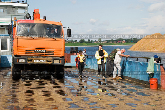 Паромная переправа через Волгу. Город Мышкин (2015 год). Редакционное фото, фотограф Александр Щепин / Фотобанк Лори