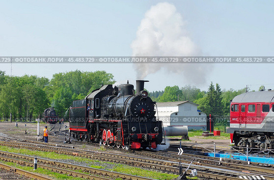 Паровоз Эр766-41 производит манёвры на станции Сортавала, Карелия (2019 год). Редакционное фото, фотограф Алексей Иванов / Фотобанк Лори