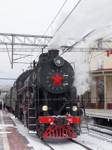 Паровоз Л-2180 с пригородным ретропоездом "Селигер", станция Бологое-Московское, Тверская область (2021 год). Редакционное фото, фотограф Алексей Иванов / Фотобанк Лори