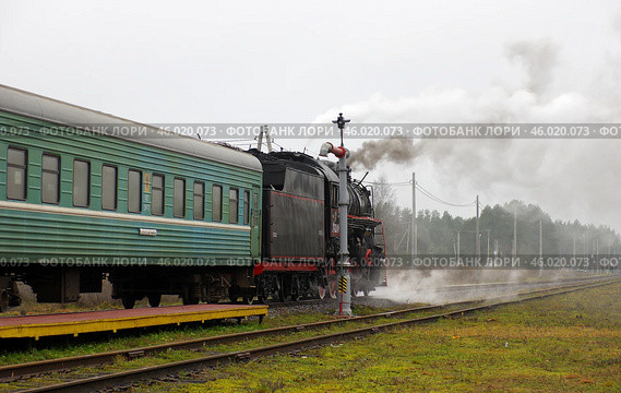 Паровоз Л-5248 с ретропоездом "Селигер" на станции Куженкино у гидроколонки, Тверская область (2019 год). Редакционное фото, фотограф Алексей Иванов / Фотобанк Лори