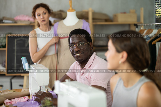 Participants in coterie practice sewing, chatting and talking, work with mannequin. Стоковое фото, фотограф Яков Филимонов / Фотобанк Лори