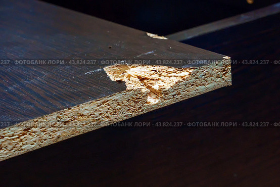 Particleboard board with broken insides. Стоковое фото, фотограф Татьяна Степанищева / Фотобанк Лори