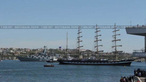 Парусник Крузенштерн идет в залив 7 мая 2015 года. Севастополь, Россия. Редакционное видео, видеограф Denis Mishchenko / Фотобанк Лори