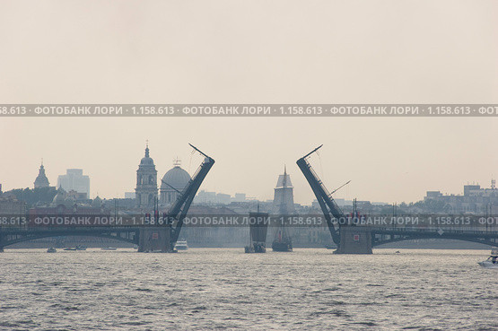 Парусники проходящие под разведенным Биржевым мостом. Санкт-Петербург (2007 год). Редакционное фото, фотограф Пётр Соболев / Фотобанк Лори
