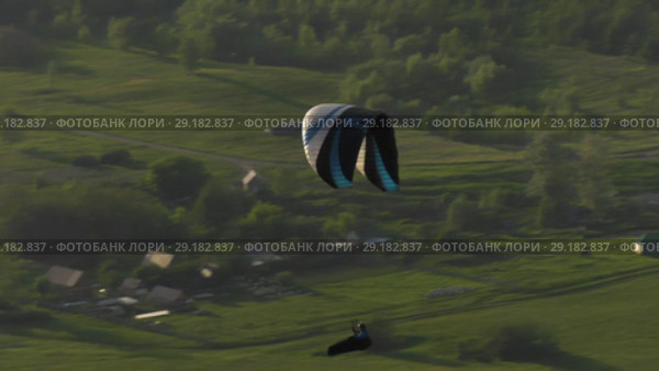 Парящие парапланеристы. Flying paragliders. Стоковое видео, видеограф Евгений Романов / Фотобанк Лори