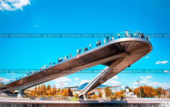 Парящий мост в парке «Зарядье» над Москвой рекой с туристами (2022 год). Редакционное фото, фотограф Оксана / Фотобанк Лори