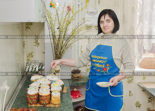 Пасха, религиозный христианский праздник. Хозяйка готовит пасхальные куличи. Стоковое фото, фотограф Несинов Олег / Фотобанк Лори