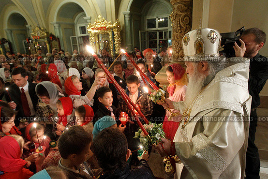 Пасха в Новодевичьем монастыре (2013 год). Редакционное фото, фотограф Дмитрий Неумоин / Фотобанк Лори